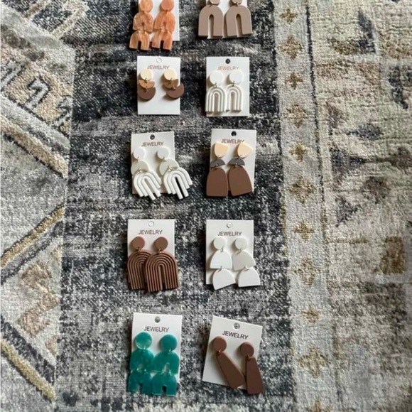 Brown U shape / arch textured earrings - Picture 5 of 8